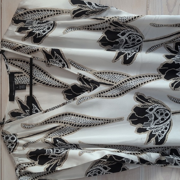 White House Black Market Satin Flutter Sleeve Top Large Black Beige Tulip Print - Picture 5 of 12